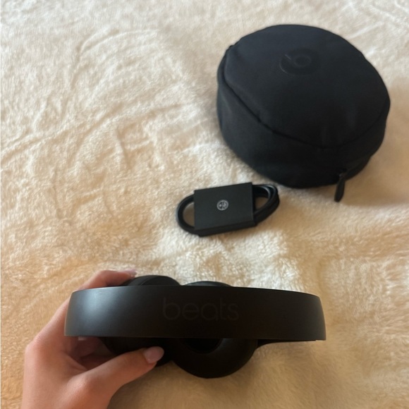 Beats Solo 3 Wireless Headphones - Picture 6 of 16